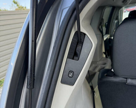 Серый Крайслер Таун Кантри, объемом двигателя 3.61 л и пробегом 188 тыс. км за 14900 $, фото 28 на Automoto.ua