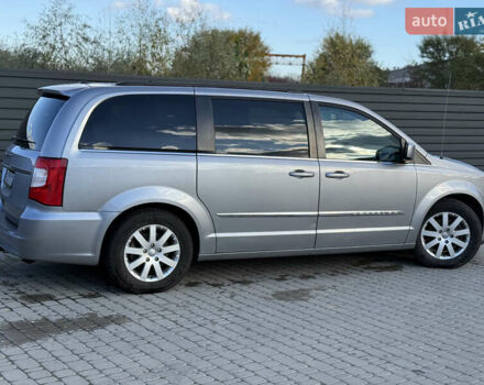 Серый Крайслер Таун Кантри, объемом двигателя 3.61 л и пробегом 188 тыс. км за 14900 $, фото 3 на Automoto.ua