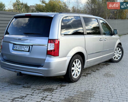 Серый Крайслер Таун Кантри, объемом двигателя 3.61 л и пробегом 188 тыс. км за 14900 $, фото 4 на Automoto.ua