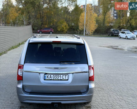 Серый Крайслер Таун Кантри, объемом двигателя 3.61 л и пробегом 188 тыс. км за 14900 $, фото 5 на Automoto.ua