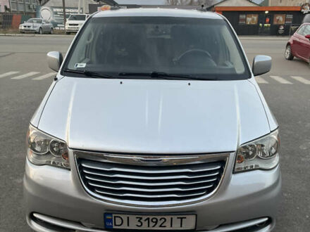 Серый Крайслер Таун Кантри, объемом двигателя 3.6 л и пробегом 265 тыс. км за 9500 $, фото 1 на Automoto.ua