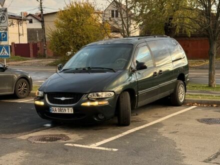 Зеленый Крайслер Таун Кантри, объемом двигателя 3.8 л и пробегом 452 тыс. км за 3000 $, фото 1 на Automoto.ua