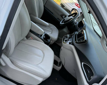 Белый Крайслер Вояджер, объемом двигателя 3.6 л и пробегом 177 тыс. км за 19999 $, фото 12 на Automoto.ua