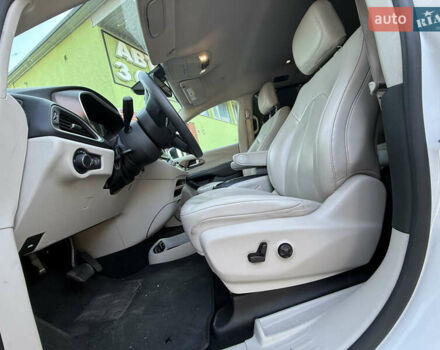 Белый Крайслер Вояджер, объемом двигателя 3.6 л и пробегом 177 тыс. км за 19999 $, фото 13 на Automoto.ua