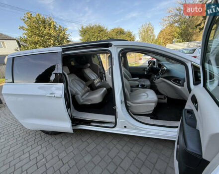 Белый Крайслер Вояджер, объемом двигателя 3.6 л и пробегом 177 тыс. км за 19999 $, фото 14 на Automoto.ua