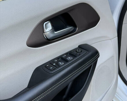 Белый Крайслер Вояджер, объемом двигателя 3.6 л и пробегом 177 тыс. км за 19999 $, фото 7 на Automoto.ua