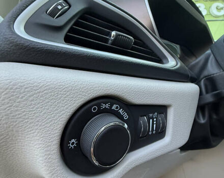 Белый Крайслер Вояджер, объемом двигателя 3.6 л и пробегом 177 тыс. км за 19999 $, фото 11 на Automoto.ua