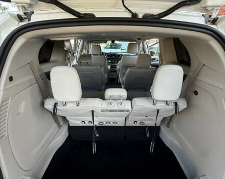 Белый Крайслер Вояджер, объемом двигателя 3.6 л и пробегом 177 тыс. км за 19999 $, фото 15 на Automoto.ua