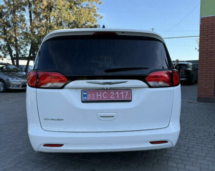 Белый Крайслер Вояджер, объемом двигателя 3.6 л и пробегом 177 тыс. км за 19999 $, фото 3 на Automoto.ua