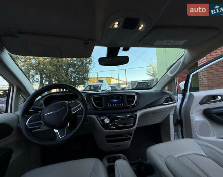 Белый Крайслер Вояджер, объемом двигателя 3.6 л и пробегом 177 тыс. км за 19999 $, фото 20 на Automoto.ua