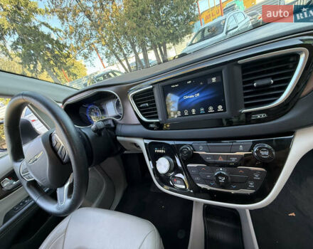 Белый Крайслер Вояджер, объемом двигателя 3.6 л и пробегом 177 тыс. км за 19999 $, фото 16 на Automoto.ua