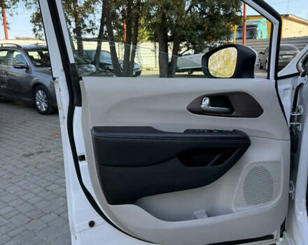 Белый Крайслер Вояджер, объемом двигателя 3.6 л и пробегом 177 тыс. км за 19999 $, фото 6 на Automoto.ua