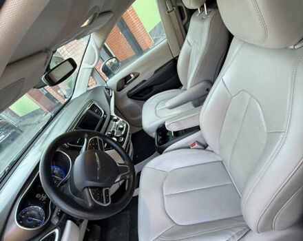 Белый Крайслер Вояджер, объемом двигателя 3.6 л и пробегом 177 тыс. км за 19999 $, фото 4 на Automoto.ua