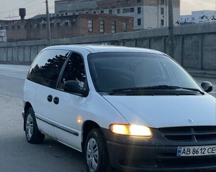 Белый Крайслер Вояджер, объемом двигателя 2.5 л и пробегом 380 тыс. км за 3300 $, фото 1 на Automoto.ua
