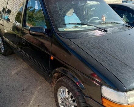 Черный Крайслер Вояджер, объемом двигателя 3.3 л и пробегом 999 тыс. км за 2426 $, фото 2 на Automoto.ua