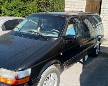 Черный Крайслер Вояджер, объемом двигателя 3.3 л и пробегом 999 тыс. км за 2426 $, фото 1 на Automoto.ua