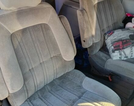 Черный Крайслер Вояджер, объемом двигателя 3.3 л и пробегом 999 тыс. км за 2426 $, фото 4 на Automoto.ua