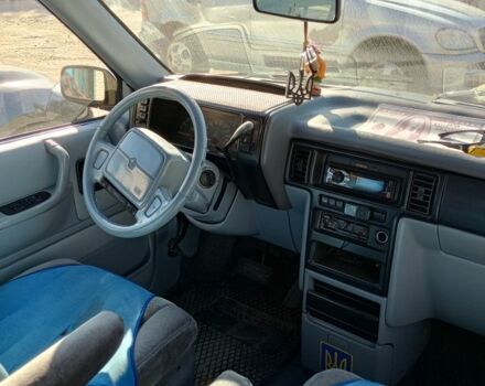 Черный Крайслер Вояджер, объемом двигателя 3.3 л и пробегом 999 тыс. км за 2426 $, фото 3 на Automoto.ua