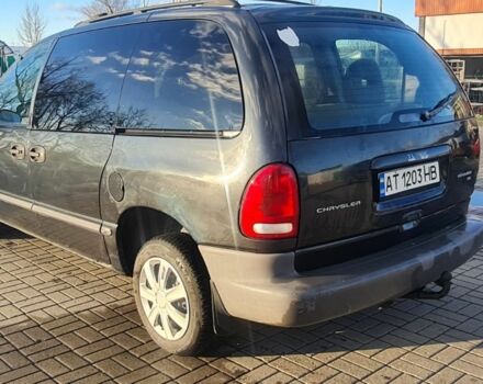 Чорний Крайслер Voyager, об'ємом двигуна 2.5 л та пробігом 300 тис. км за 2835 $, фото 1 на Automoto.ua