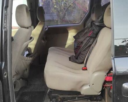 Черный Крайслер Вояджер, объемом двигателя 2.5 л и пробегом 342 тыс. км за 4500 $, фото 6 на Automoto.ua