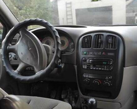 Черный Крайслер Вояджер, объемом двигателя 2.5 л и пробегом 342 тыс. км за 4500 $, фото 3 на Automoto.ua