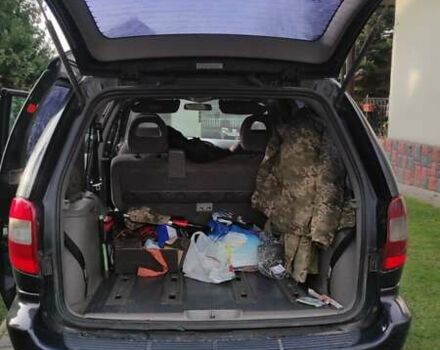 Черный Крайслер Вояджер, объемом двигателя 2.5 л и пробегом 342 тыс. км за 4500 $, фото 12 на Automoto.ua