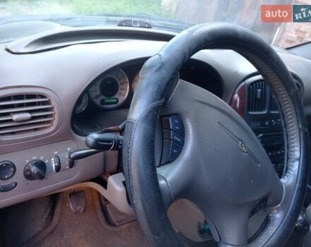 Черный Крайслер Вояджер, объемом двигателя 2.5 л и пробегом 390 тыс. км за 2800 $, фото 1 на Automoto.ua