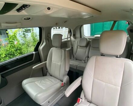 Черный Крайслер Вояджер, объемом двигателя 2.8 л и пробегом 340 тыс. км за 9800 $, фото 1 на Automoto.ua