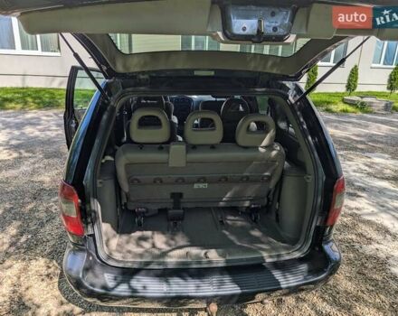 Черный Крайслер Вояджер, объемом двигателя 2.5 л и пробегом 332 тыс. км за 3500 $, фото 4 на Automoto.ua