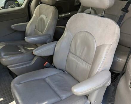 Черный Крайслер Вояджер, объемом двигателя 2.5 л и пробегом 332 тыс. км за 3500 $, фото 2 на Automoto.ua