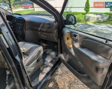 Черный Крайслер Вояджер, объемом двигателя 2.5 л и пробегом 332 тыс. км за 3500 $, фото 1 на Automoto.ua