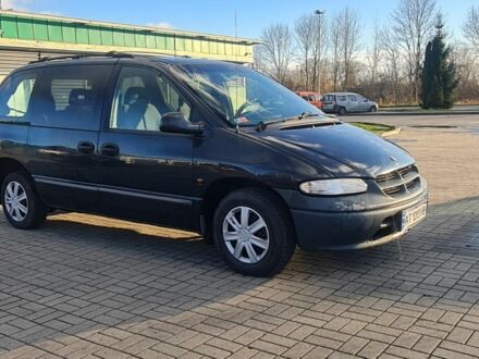 Черный Крайслер Вояджер, объемом двигателя 2.5 л и пробегом 300 тыс. км за 2835 $, фото 1 на Automoto.ua