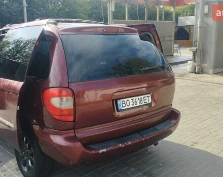 Красный Крайслер Вояджер, объемом двигателя 2.4 л и пробегом 300 тыс. км за 3550 $, фото 1 на Automoto.ua