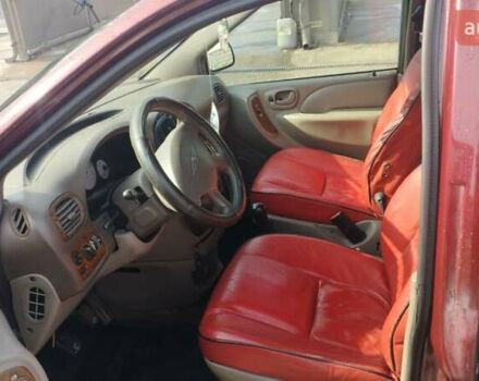 Красный Крайслер Вояджер, объемом двигателя 2.4 л и пробегом 300 тыс. км за 3550 $, фото 7 на Automoto.ua