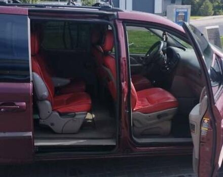 Красный Крайслер Вояджер, объемом двигателя 2.4 л и пробегом 300 тыс. км за 3550 $, фото 2 на Automoto.ua