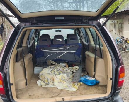 Червоний Крайслер Voyager, об'ємом двигуна 2.5 л та пробігом 490 тис. км за 1963 $, фото 2 на Automoto.ua