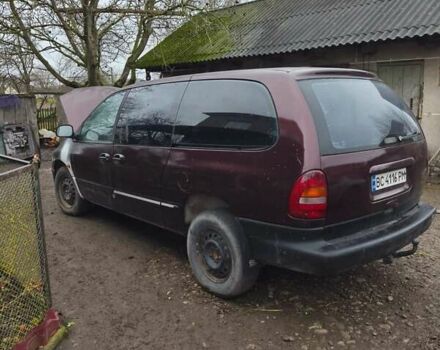 Красный Крайслер Вояджер, объемом двигателя 2.5 л и пробегом 490 тыс. км за 1963 $, фото 2 на Automoto.ua