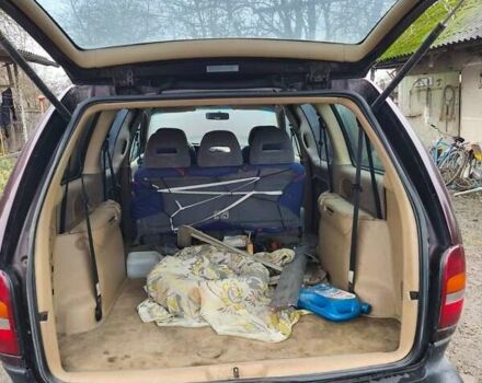 Красный Крайслер Вояджер, объемом двигателя 2.5 л и пробегом 490 тыс. км за 1963 $, фото 1 на Automoto.ua