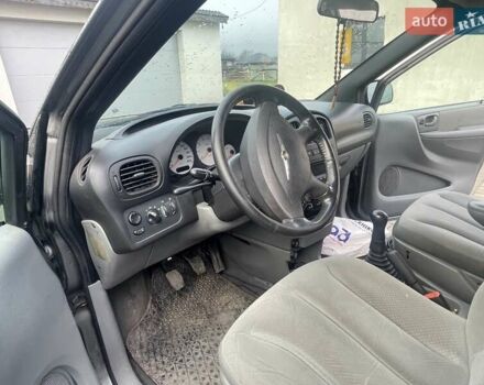 Серый Крайслер Вояджер, объемом двигателя 2.43 л и пробегом 313 тыс. км за 6500 $, фото 33 на Automoto.ua