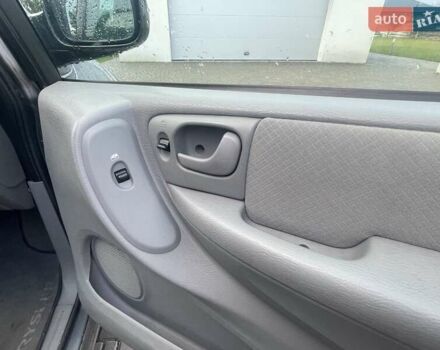 Серый Крайслер Вояджер, объемом двигателя 2.43 л и пробегом 313 тыс. км за 6500 $, фото 27 на Automoto.ua