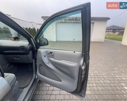 Серый Крайслер Вояджер, объемом двигателя 2.43 л и пробегом 313 тыс. км за 6500 $, фото 24 на Automoto.ua