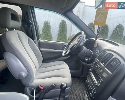 Серый Крайслер Вояджер, объемом двигателя 2.43 л и пробегом 313 тыс. км за 6500 $, фото 25 на Automoto.ua