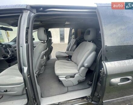 Серый Крайслер Вояджер, объемом двигателя 2.43 л и пробегом 313 тыс. км за 6500 $, фото 40 на Automoto.ua