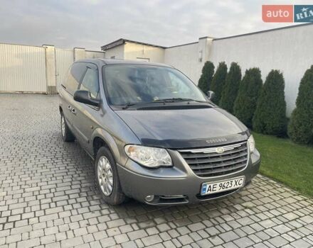 Серый Крайслер Вояджер, объемом двигателя 2.43 л и пробегом 313 тыс. км за 6500 $, фото 44 на Automoto.ua