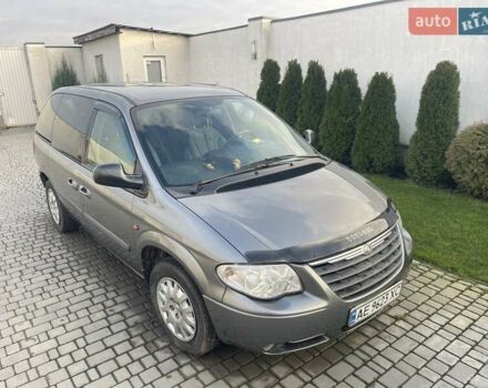 Серый Крайслер Вояджер, объемом двигателя 2.43 л и пробегом 313 тыс. км за 6500 $, фото 2 на Automoto.ua