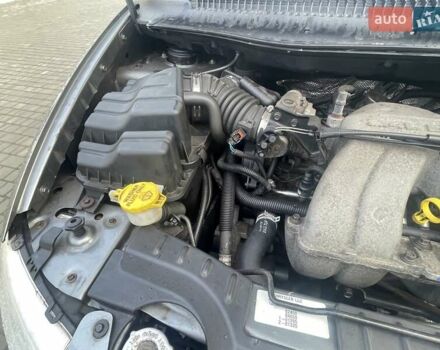 Серый Крайслер Вояджер, объемом двигателя 2.43 л и пробегом 313 тыс. км за 6500 $, фото 3 на Automoto.ua