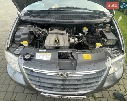 Серый Крайслер Вояджер, объемом двигателя 2.43 л и пробегом 313 тыс. км за 6500 $, фото 6 на Automoto.ua