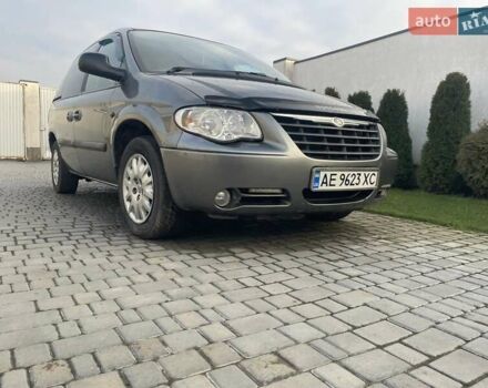 Серый Крайслер Вояджер, объемом двигателя 2.43 л и пробегом 313 тыс. км за 6500 $, фото 47 на Automoto.ua