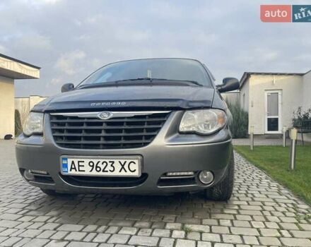 Серый Крайслер Вояджер, объемом двигателя 2.43 л и пробегом 313 тыс. км за 6500 $, фото 46 на Automoto.ua