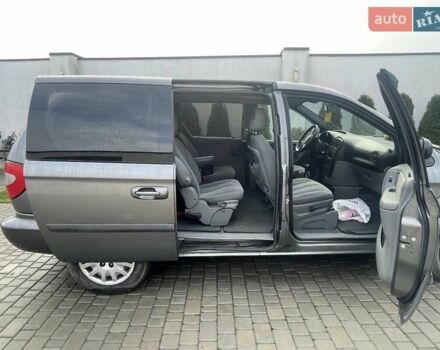 Серый Крайслер Вояджер, объемом двигателя 2.43 л и пробегом 313 тыс. км за 6500 $, фото 32 на Automoto.ua